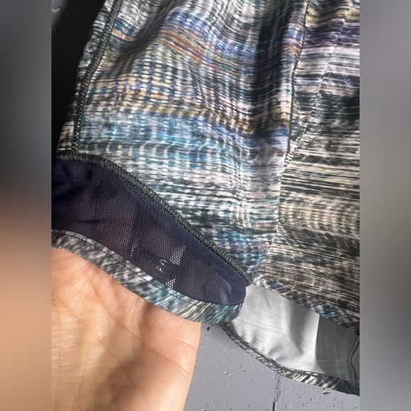 LULULEMON- Hotty Hot Short Long 4" Peloton Digital Oasis Grey Multi True Navy. 6 - Picture 6 of 8
